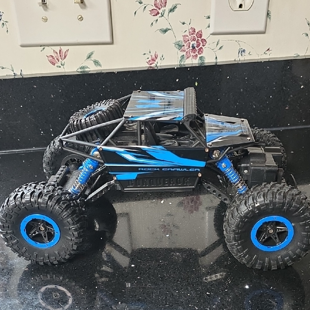 2X HOST PICK. Like New. Katea Blue Rock Crawler RC Car
